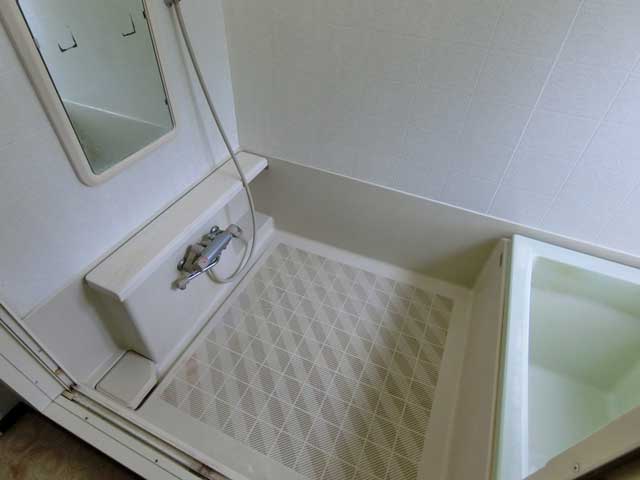 浴室リフォーム　戸建てユニットバス　床貼施工前